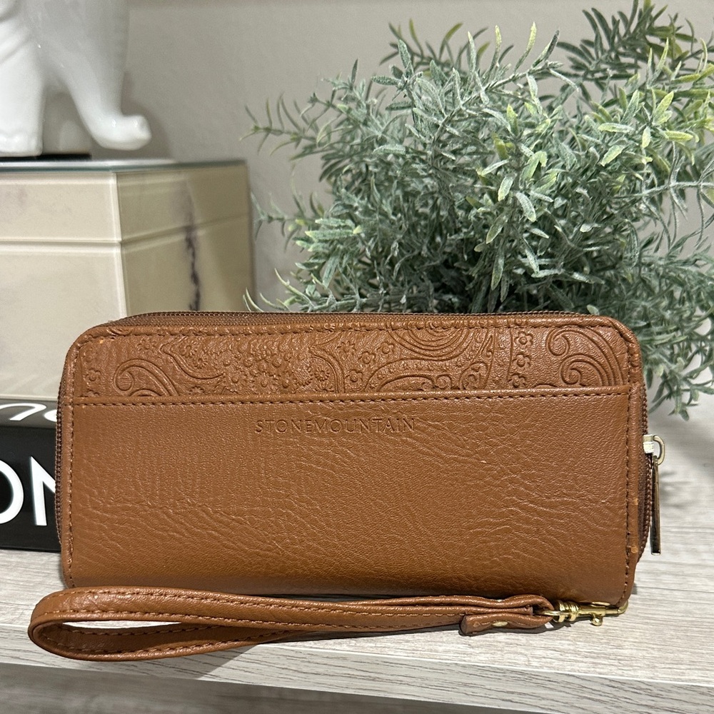 Stone Mountain Bonded Leather Bifold Zip-Around Wallet/Wristlet - Picture 3 of 9